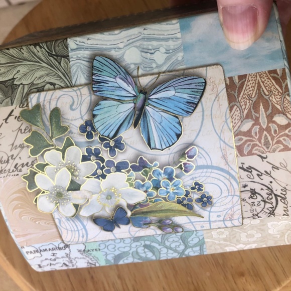 Verbena Soap with Keepsake Musical Box - Picture 2 of 6